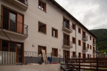 Villanúa edificio viviendas