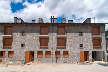 Villanúa edificio viviendas