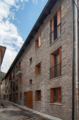 Villanúa edificio viviendas