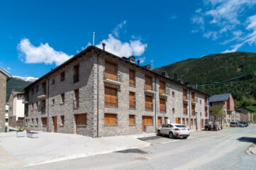 Villanúa edificio viviendas