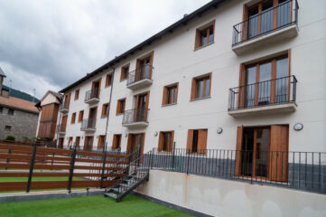 Villanúa edificio viviendas