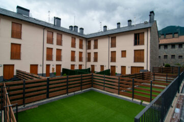 Villanúa edificio viviendas