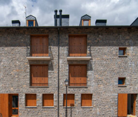 Villanúa edificio viviendas